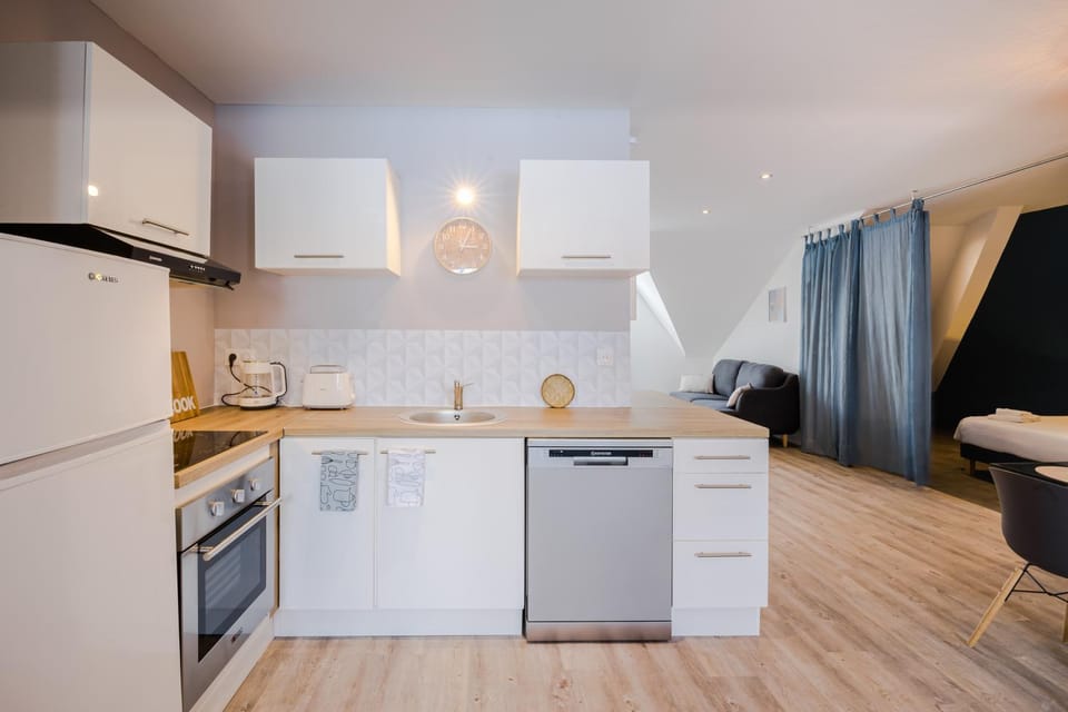 Kitchen or kitchenette, Dining area, dishwasher, stove