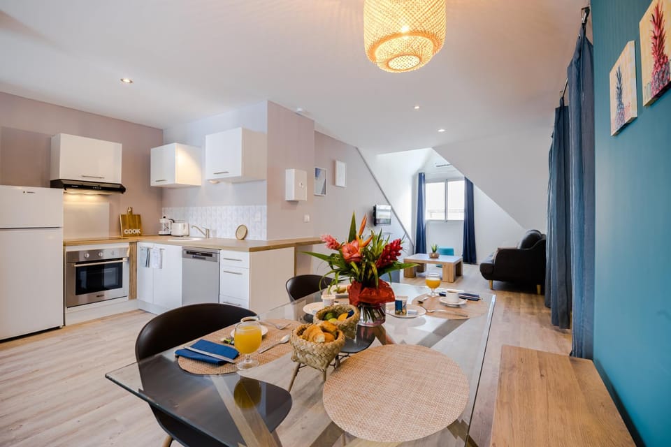 Kitchen or kitchenette, Living room, Seating area, Dining area, stove