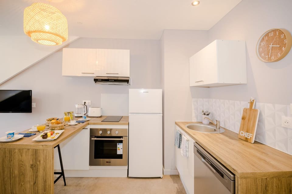 Kitchen or kitchenette, Food and drinks, Food, dishwasher, oven, stove