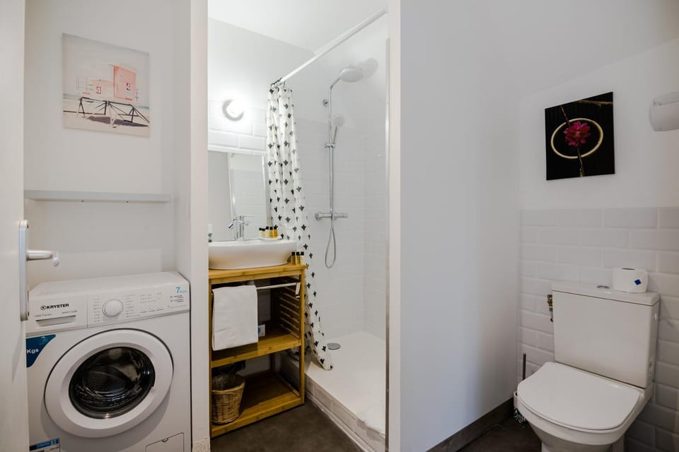 Shower, Toilet, Bathroom, washing machine