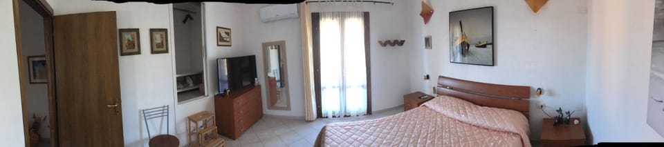 Bed, TV and multimedia, Photo of the whole room, wardrobe