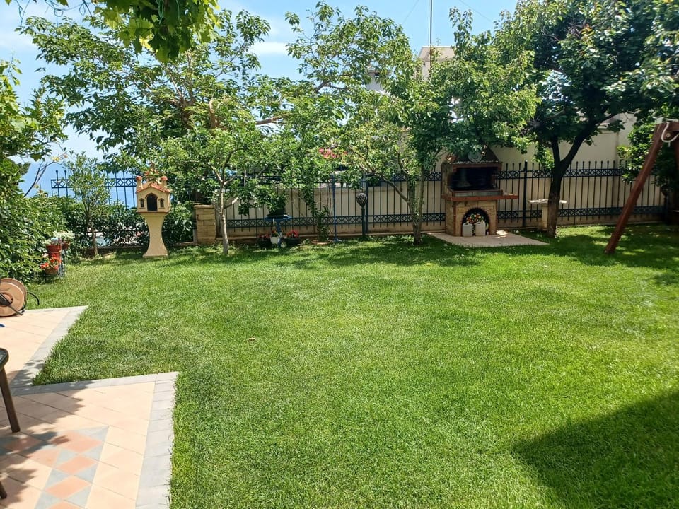 Garden House Kavala, Modern Apartment with BBQ, Motorcycle Parking & Beach Access Apartment in Kavala