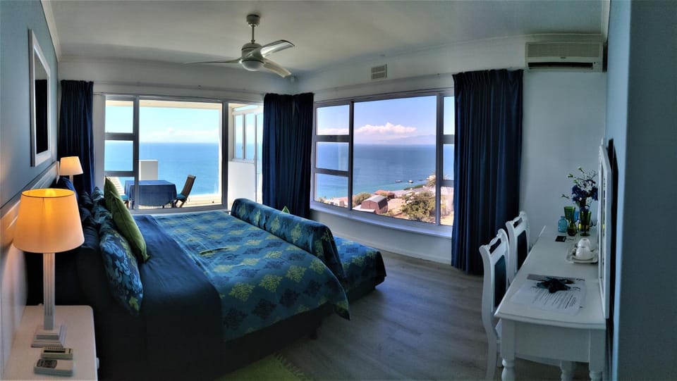 Photo of the whole room, Sea view