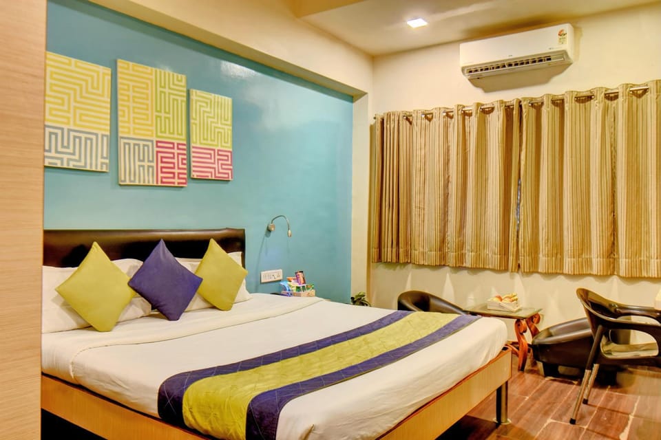 Bed, Living room, Photo of the whole room, Seating area, Bedroom, air conditioner
