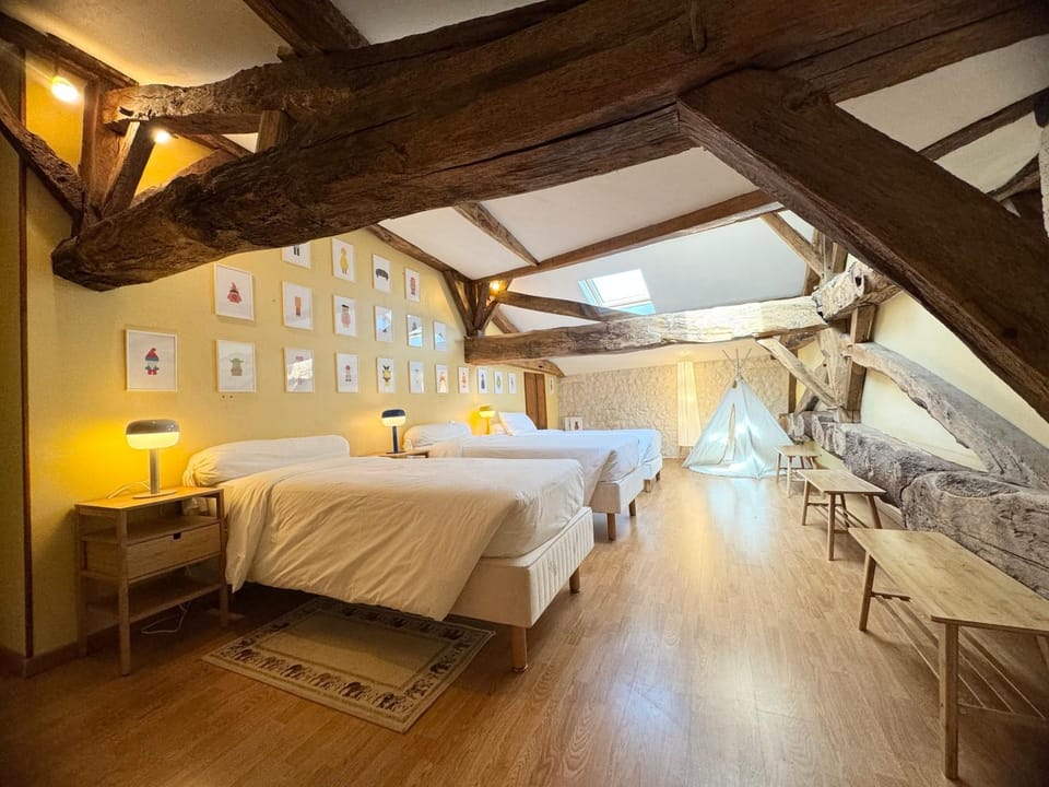 Bed, Photo of the whole room, Bedroom