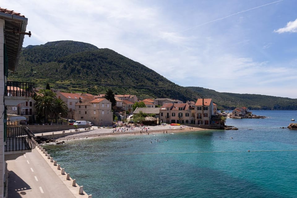 Mira Sea Front Guesthouse Bed and Breakfast in Komiža