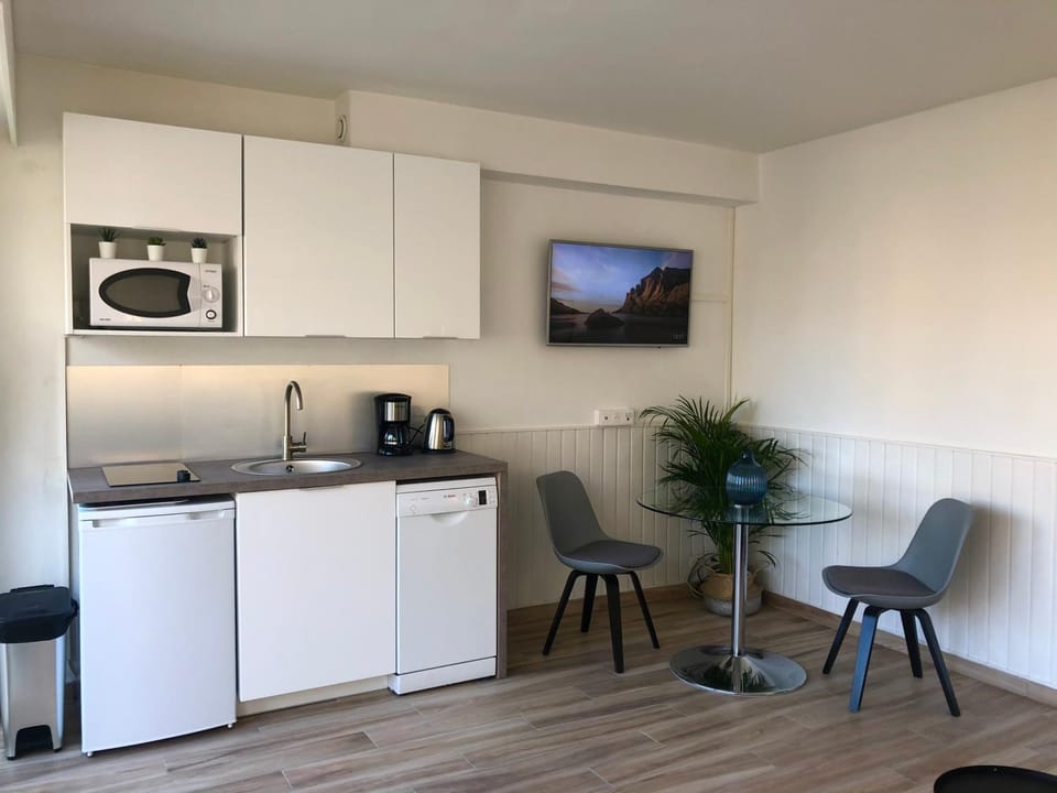 Coffee/tea facilities, Kitchen or kitchenette, Seating area, Dining area, stove, toaster