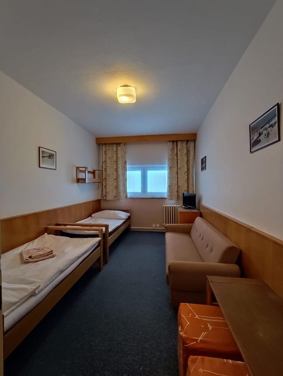Bed, Photo of the whole room, Seating area