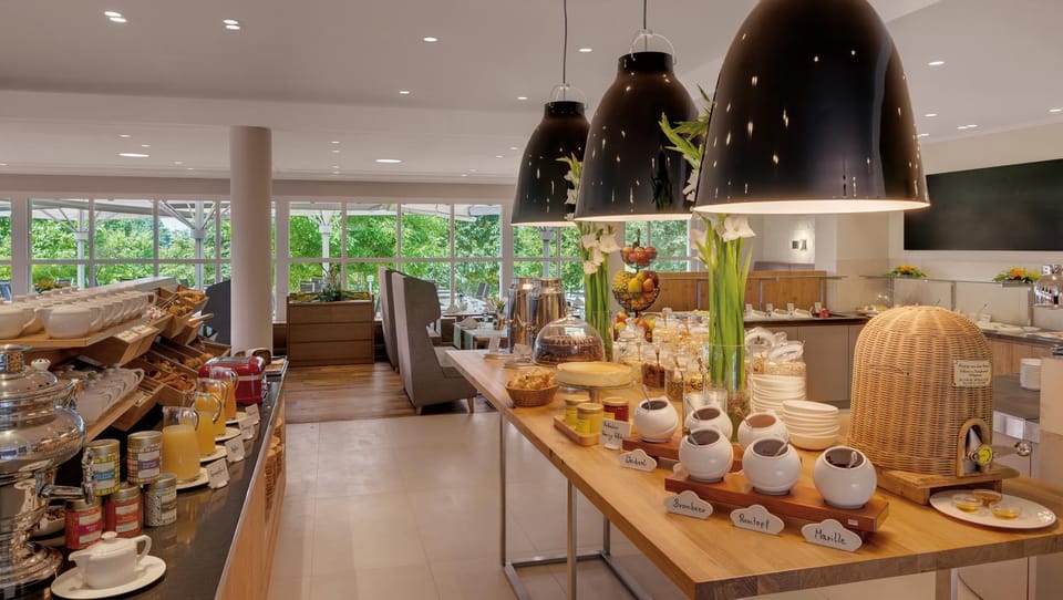 Restaurant/places to eat, Buffet breakfast