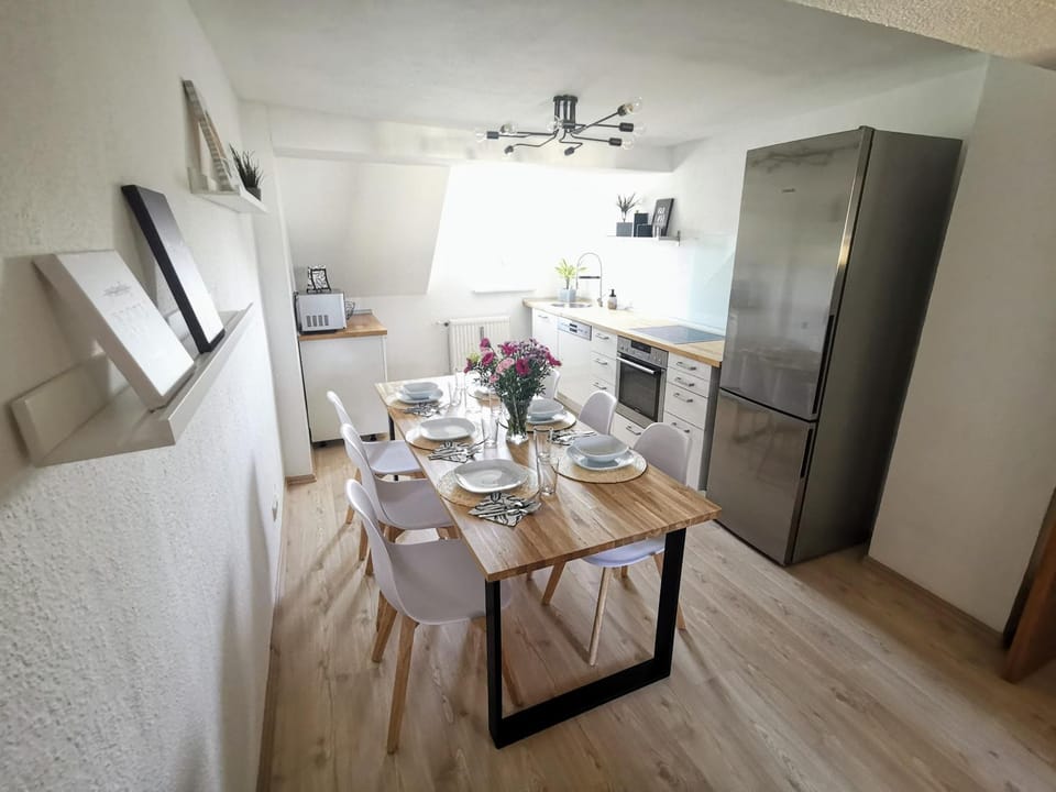 Coffee/tea facilities, Kitchen or kitchenette, Photo of the whole room, Decorative detail, Seating area, Dining area