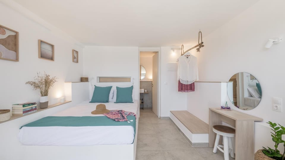 Toilet, Bed, Living room