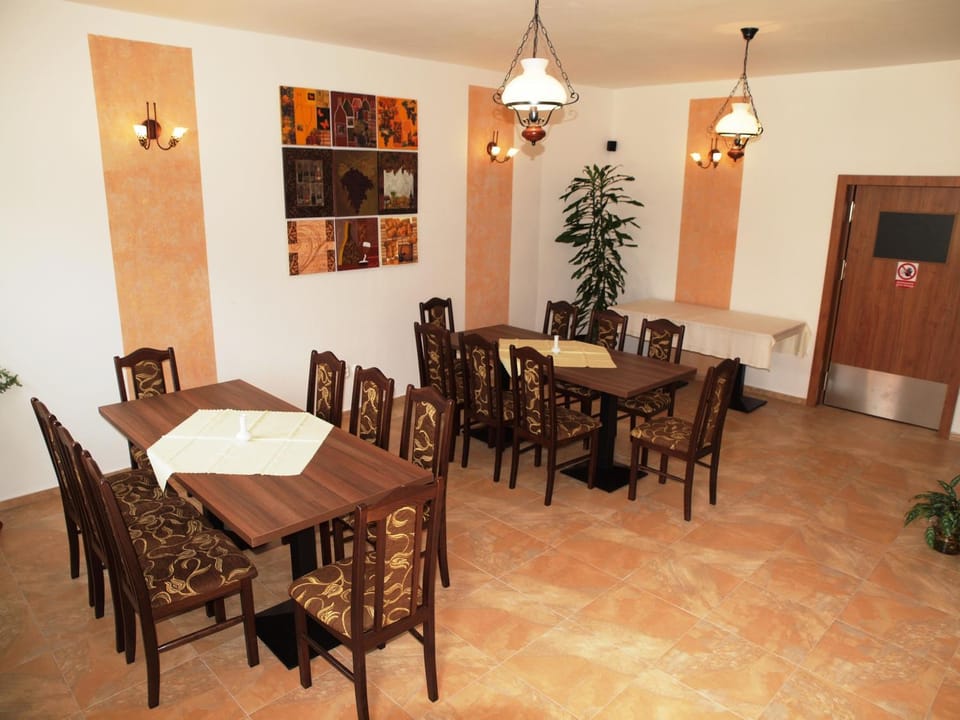 Restaurant/places to eat, Dining area