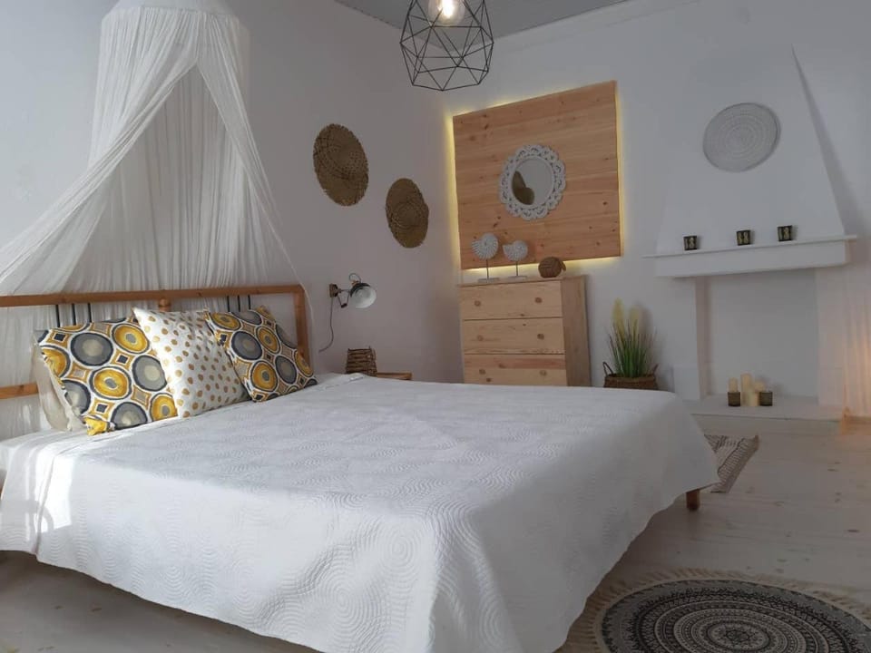 Photo of the whole room, Bedroom