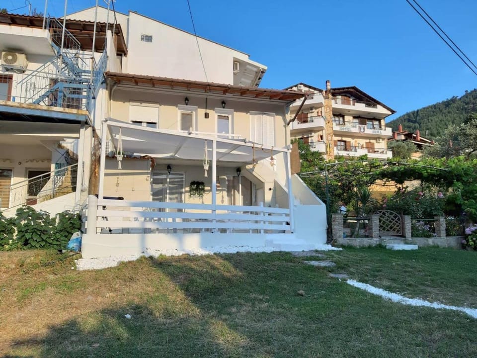 Property building, Facade/entrance, Garden