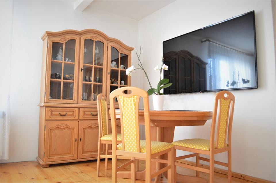 Photo of the whole room, Seating area