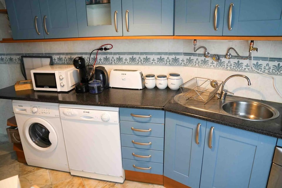 Coffee/tea facilities, Kitchen or kitchenette, dishwasher, stove, toaster, washing machine