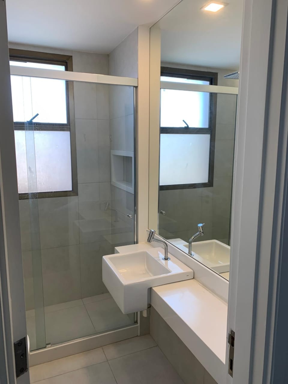 Flat com 70 metros recém reformado, sala, duas suítes, cozinha, vista parcial do mar, edifício em frente à praia da barra Apartment in Rio de Janeiro