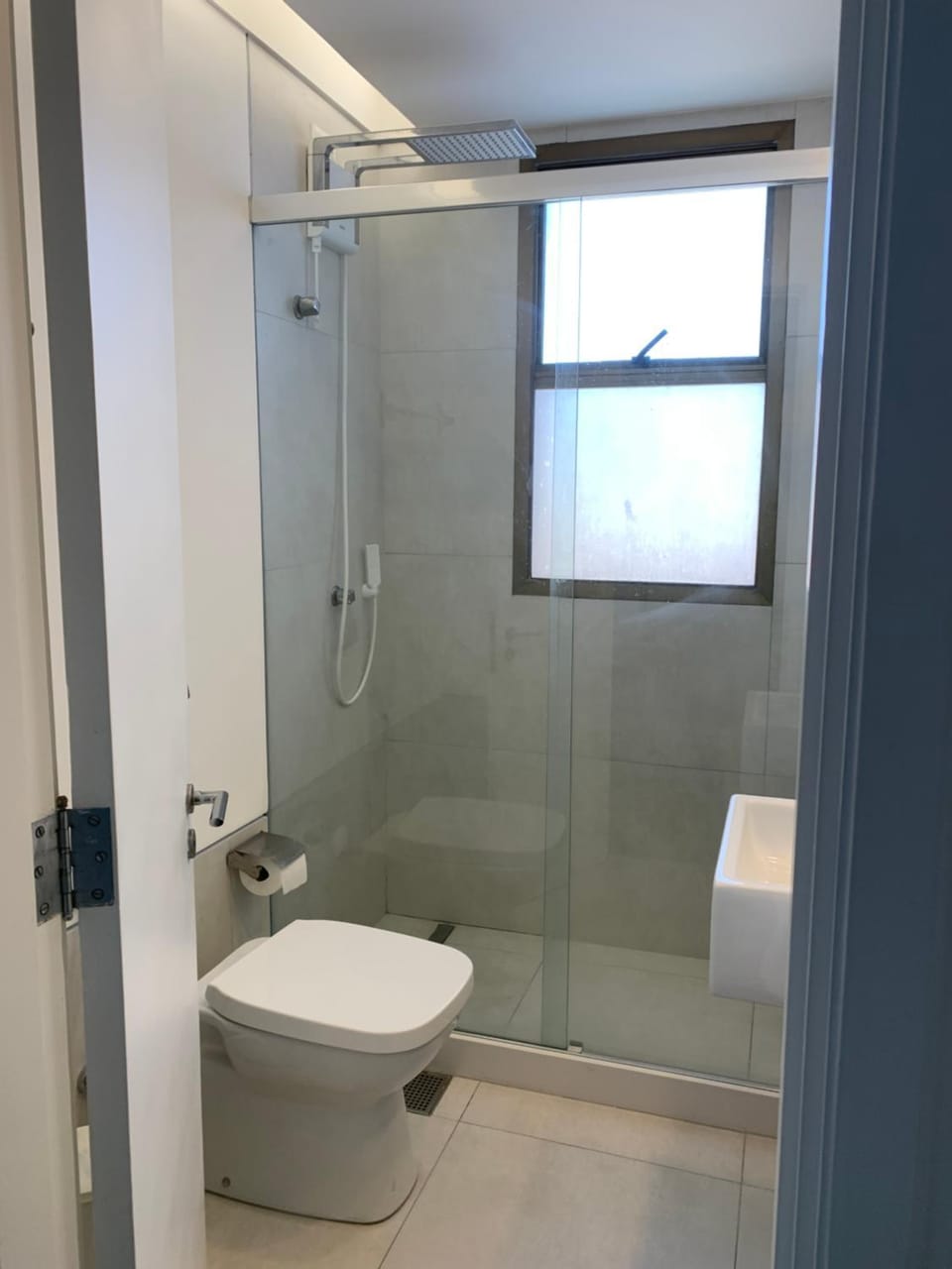 Flat com 70 metros recém reformado, sala, duas suítes, cozinha, vista parcial do mar, edifício em frente à praia da barra Apartment in Rio de Janeiro