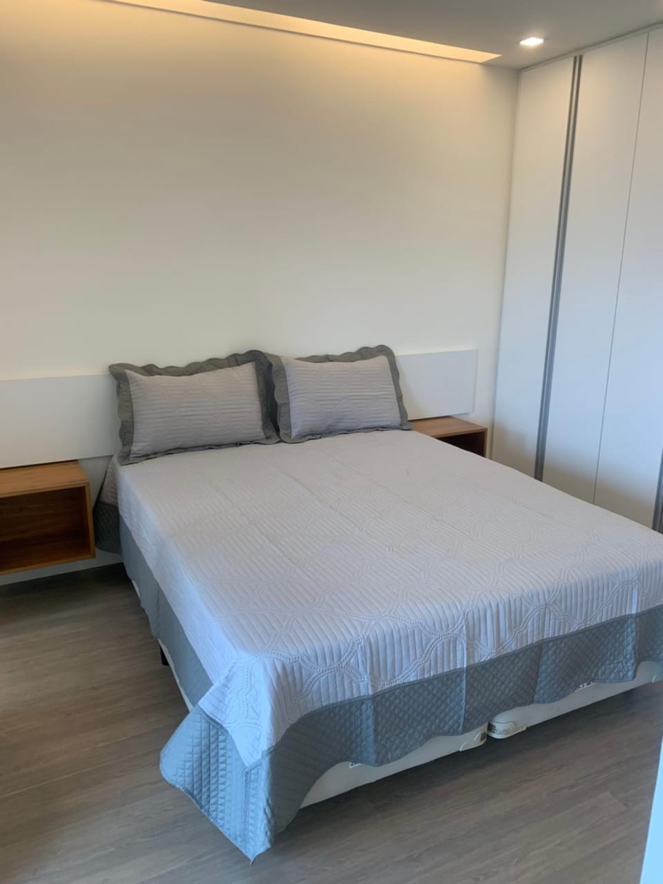 Flat com 70 metros recém reformado, sala, duas suítes, cozinha, vista parcial do mar, edifício em frente à praia da barra Apartment in Rio de Janeiro
