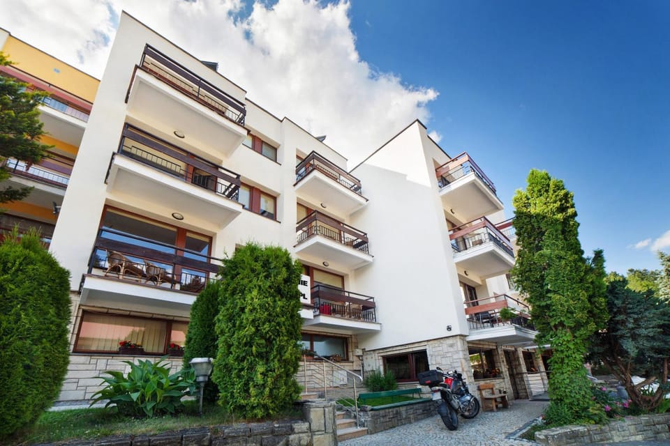 Property building, Neighbourhood, BBQ facilities, Dining area, Communal kitchen, Street view, Location