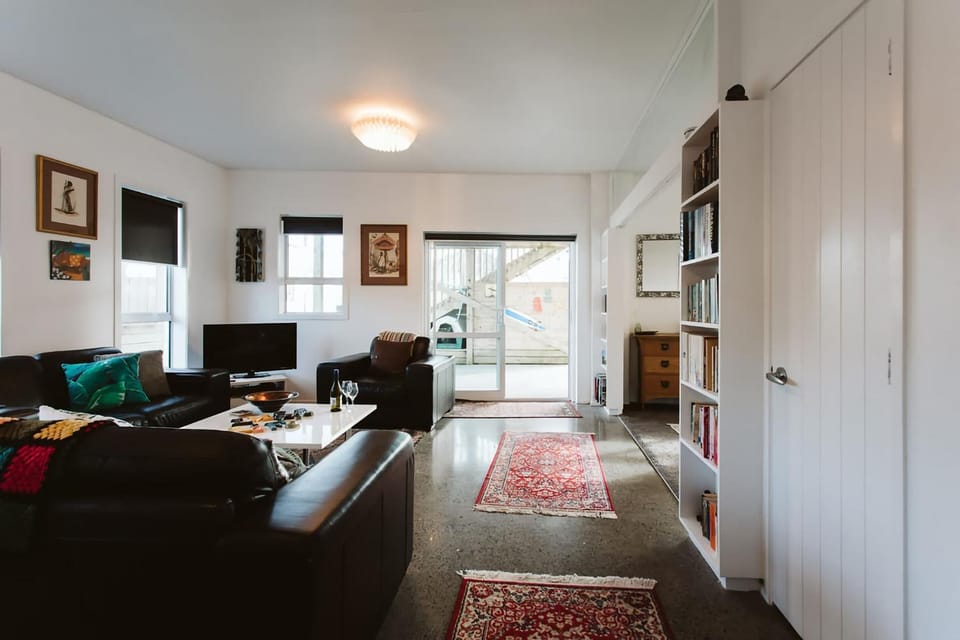 Surf's Up - pet-friendly Fitzroy lifestyle home Villa in New Plymouth
