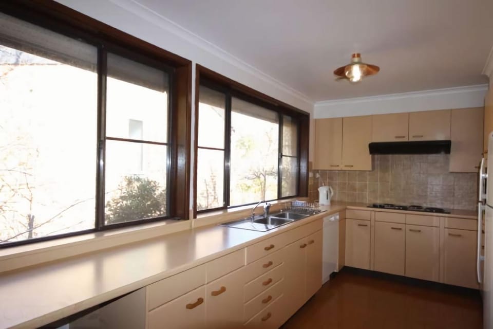 Kitchen or kitchenette, dishwasher, stove