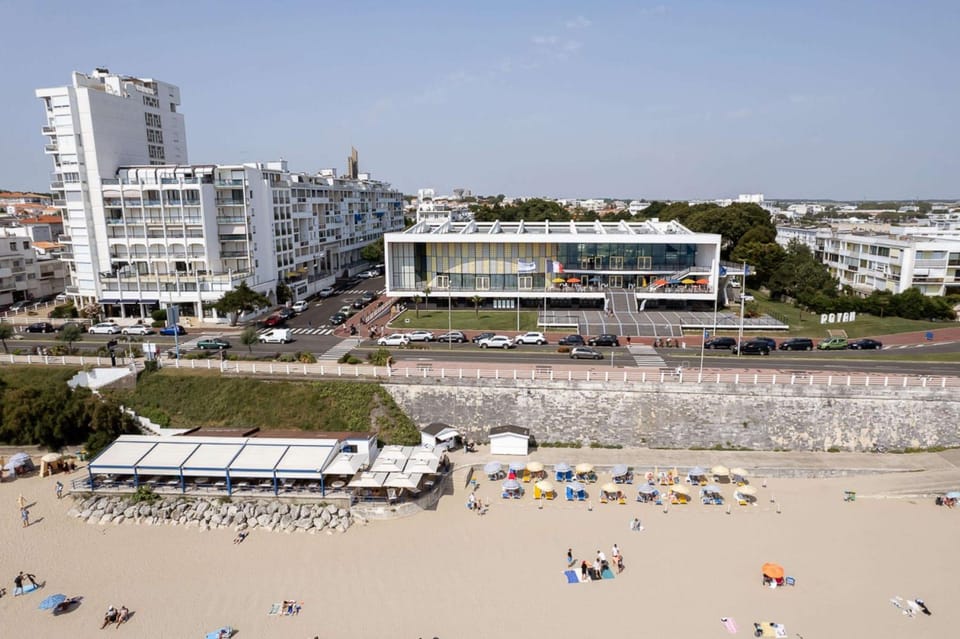 Property building, Bird's eye view, Beach, Location