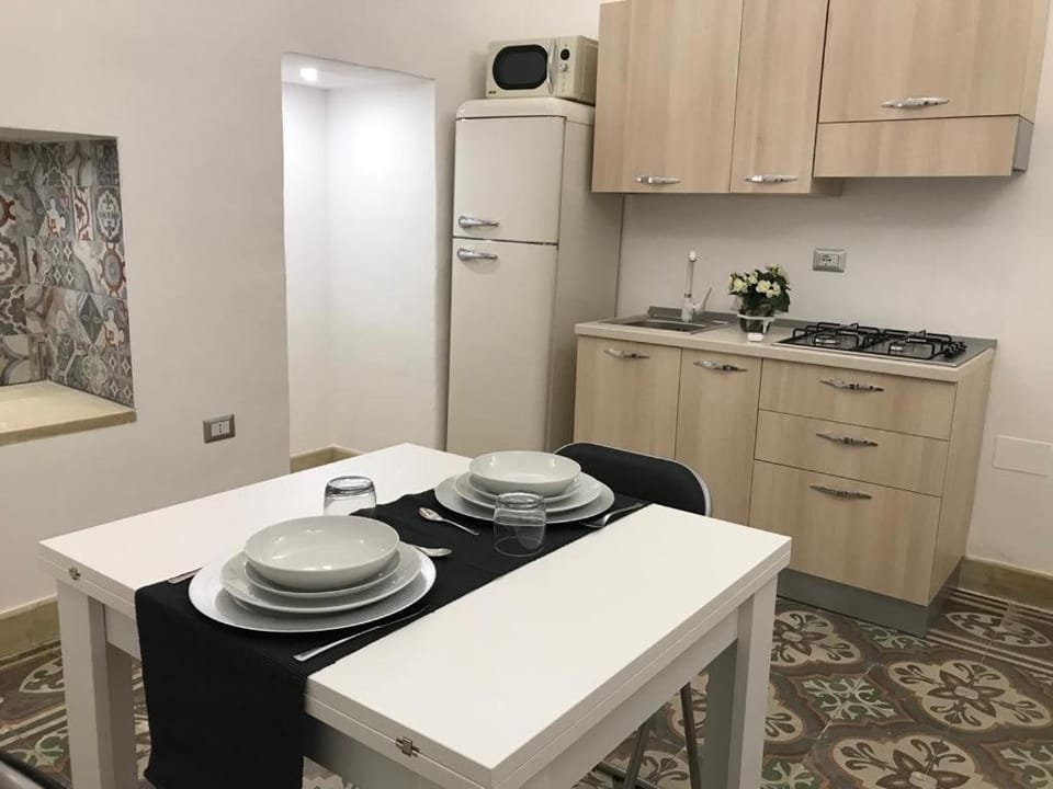Kitchen or kitchenette, Dining area, stove