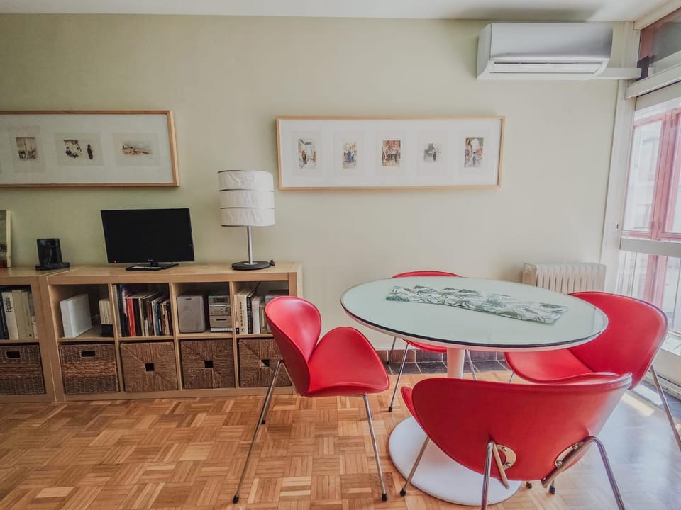 TV and multimedia, Living room, Lounge or bar, Dining area