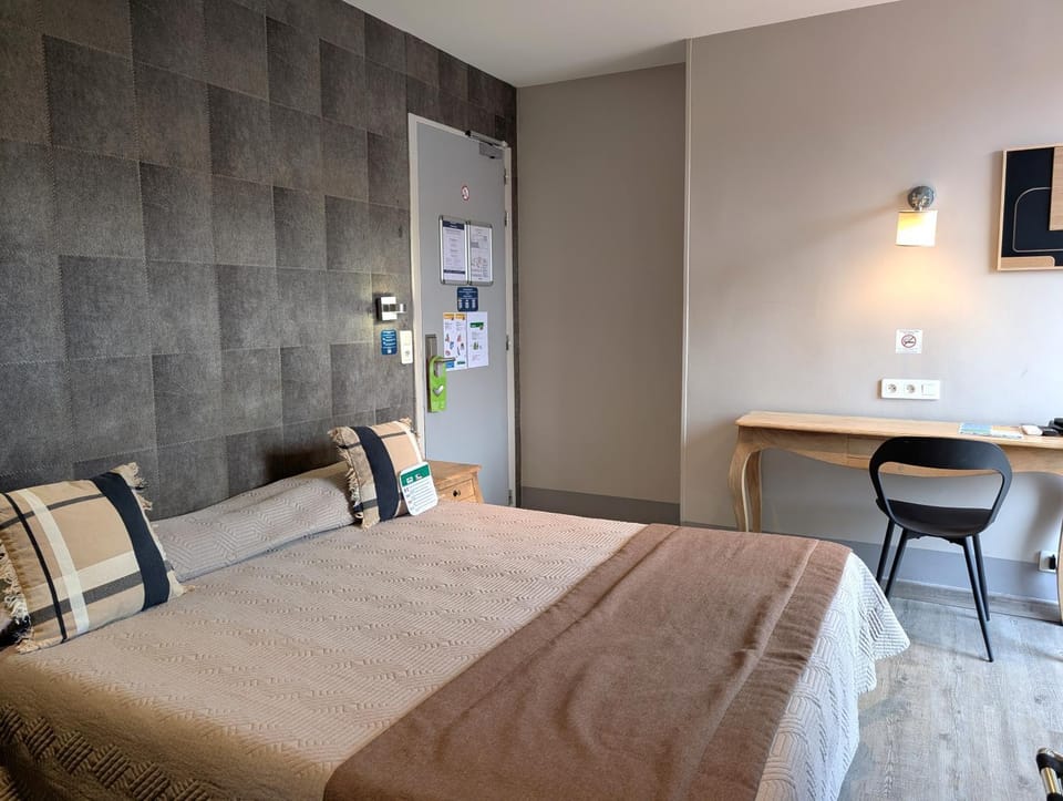 Bed, Seating area