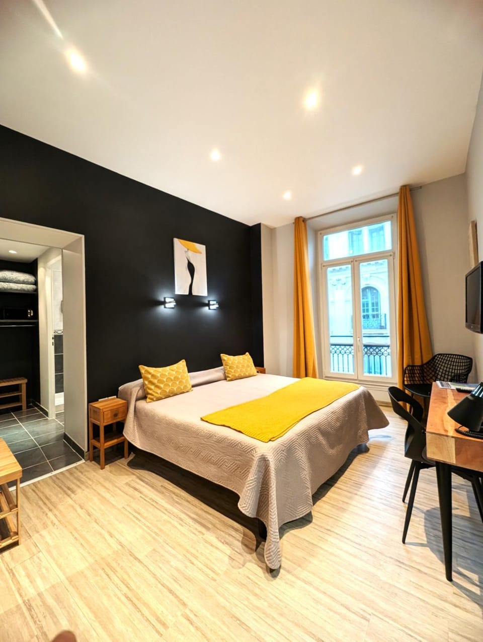 Bed, Photo of the whole room, Seating area