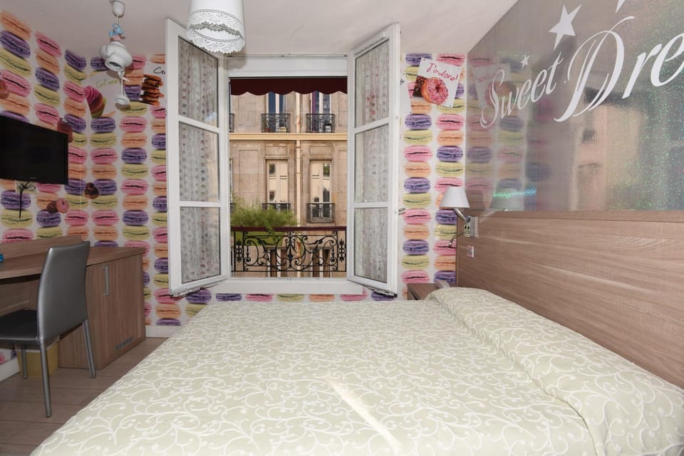 Bed, Day, Balcony/Terrace