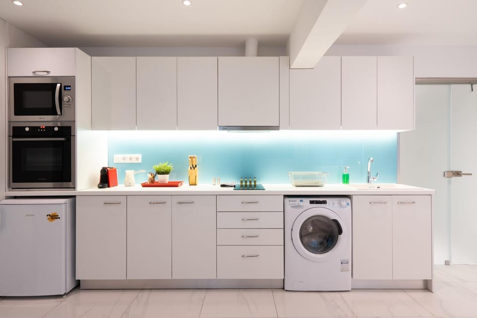 Coffee/tea facilities, microwave, stove, laundry, washing machine, dryer, kitchen