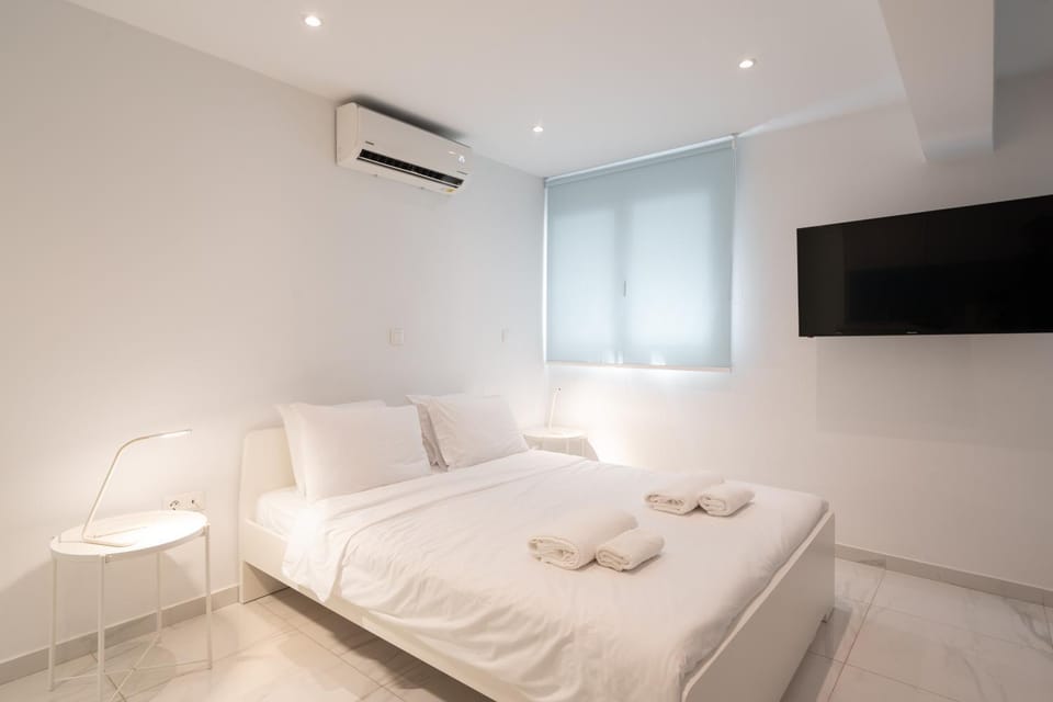 Bed, TV and multimedia, Bedroom, air conditioner
