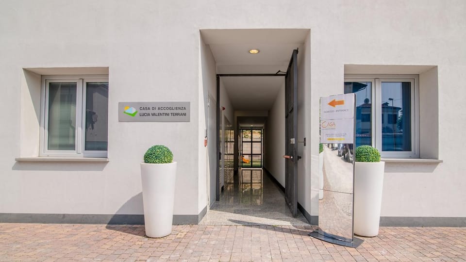 Facade/entrance, Spring