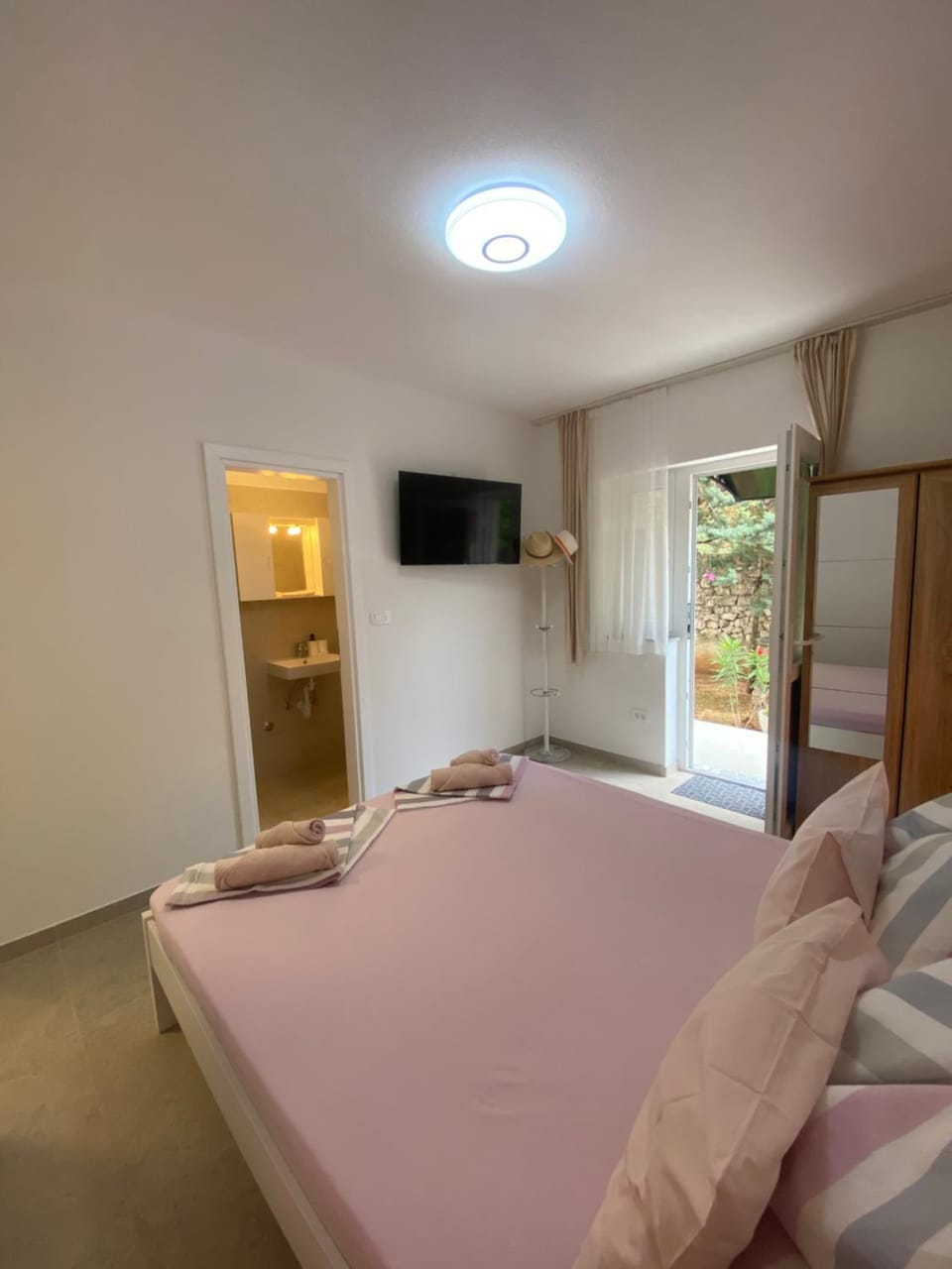 Bed, TV and multimedia, Photo of the whole room, Bedroom, wardrobe