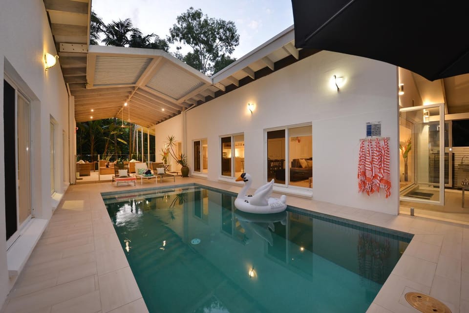 Pavilions in the Palms Heated Pool Short Path To Beach Five Bedrooms Sleeps 14 House in Port Douglas