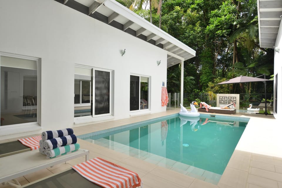 Pavilions in the Palms Heated Pool Short Path To Beach Five Bedrooms Sleeps 14 House in Port Douglas