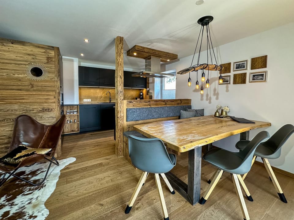 Kitchen or kitchenette, Living room, Seating area, Dining area