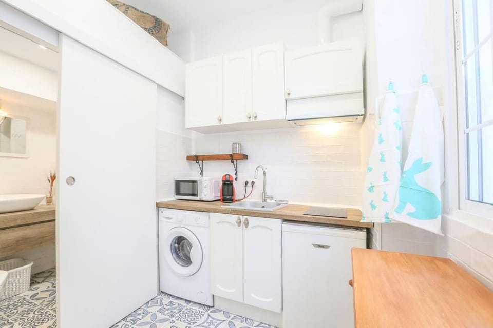 Kitchen or kitchenette, washing machine