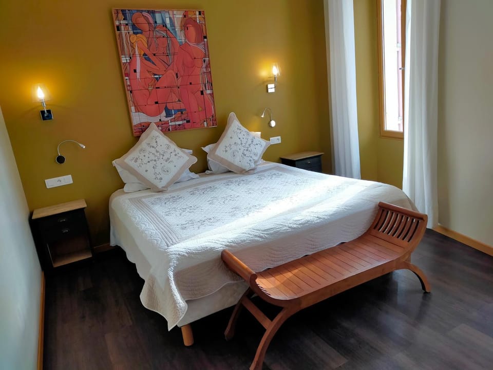 Bed, Photo of the whole room, Decorative detail, Bedroom