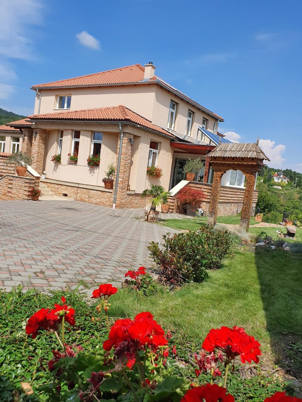 Property building, Garden, Parking