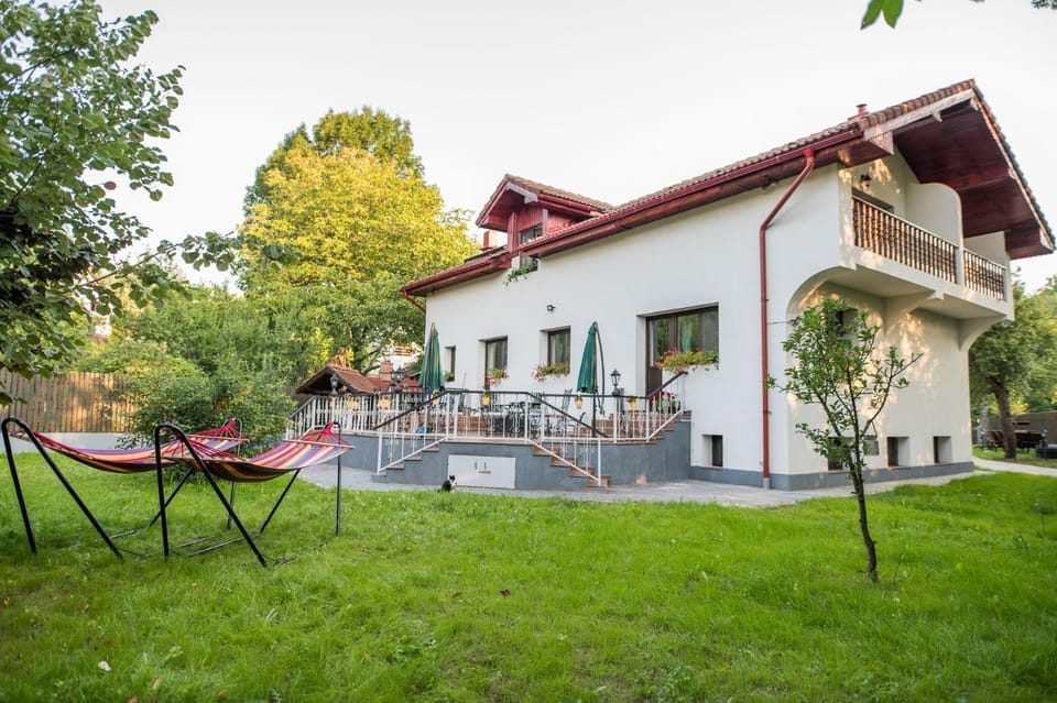 Property building, Patio, Spring, Day, Natural landscape, Garden, Garden view