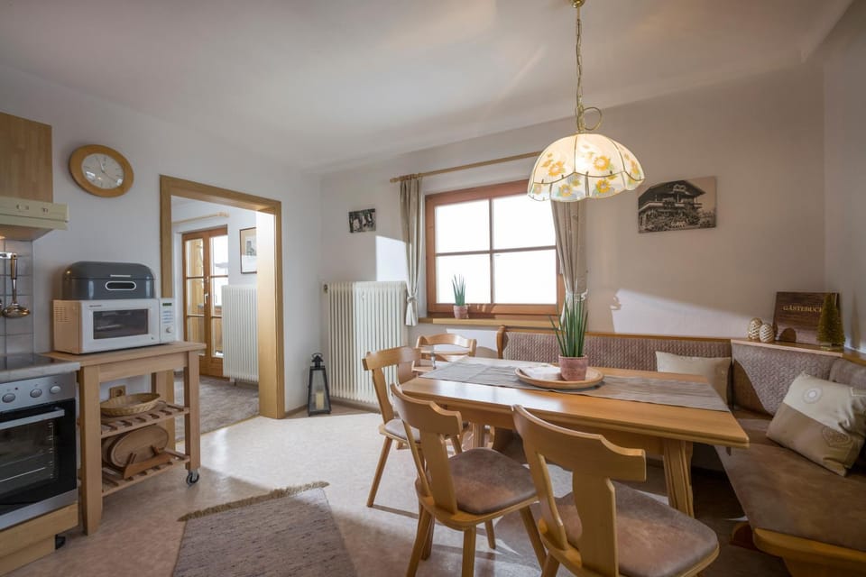 Kitchen or kitchenette, Seating area, Dining area, oven, stove