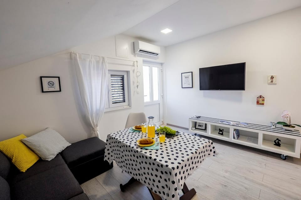 TV and multimedia, Living room, Seating area, Dining area