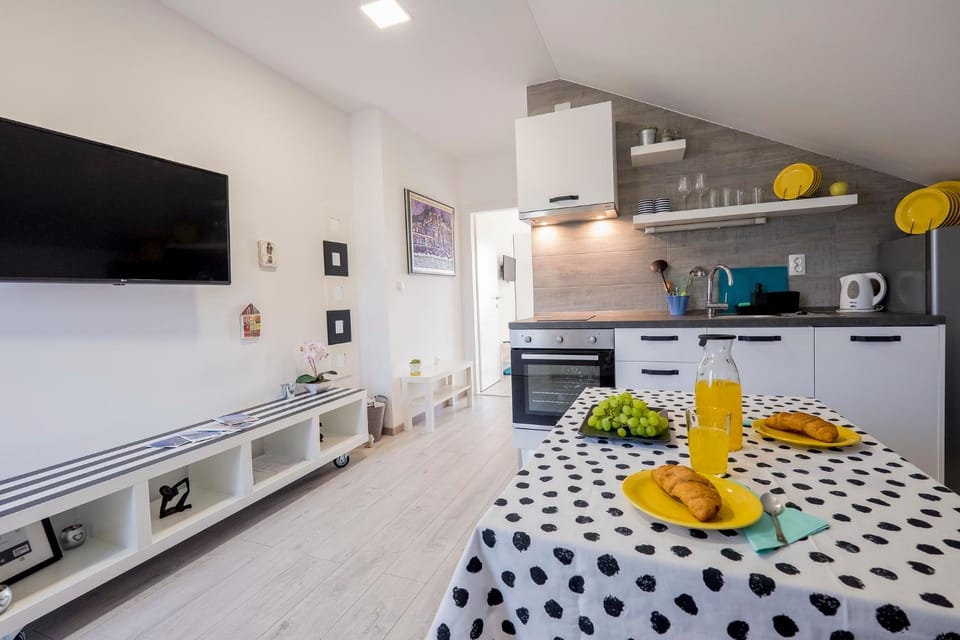 TV and multimedia, Kitchen or kitchenette, Seating area, Dining area