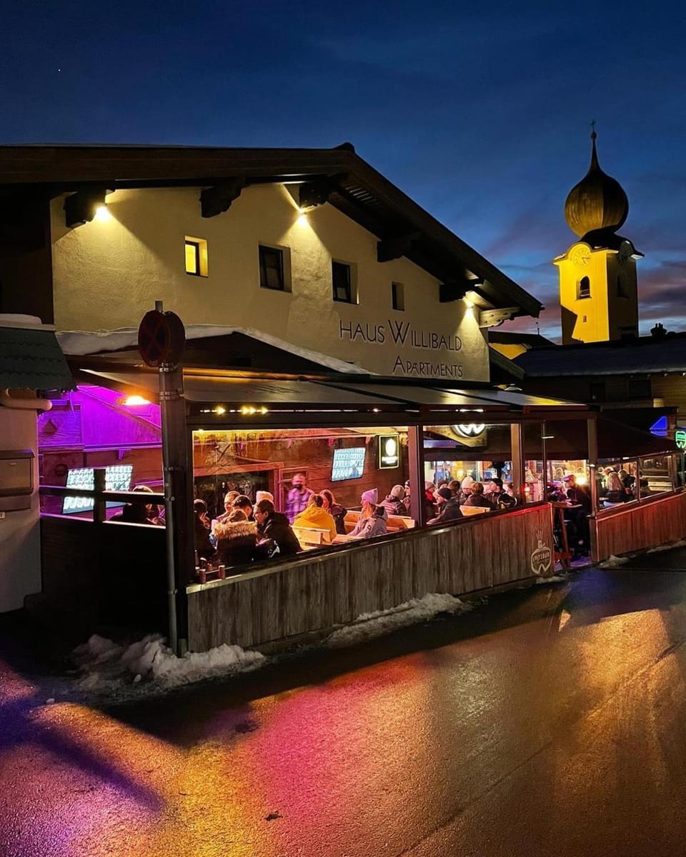 Property building, Lounge or bar, City view