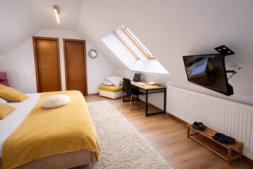 TV and multimedia, Seating area, Bedroom