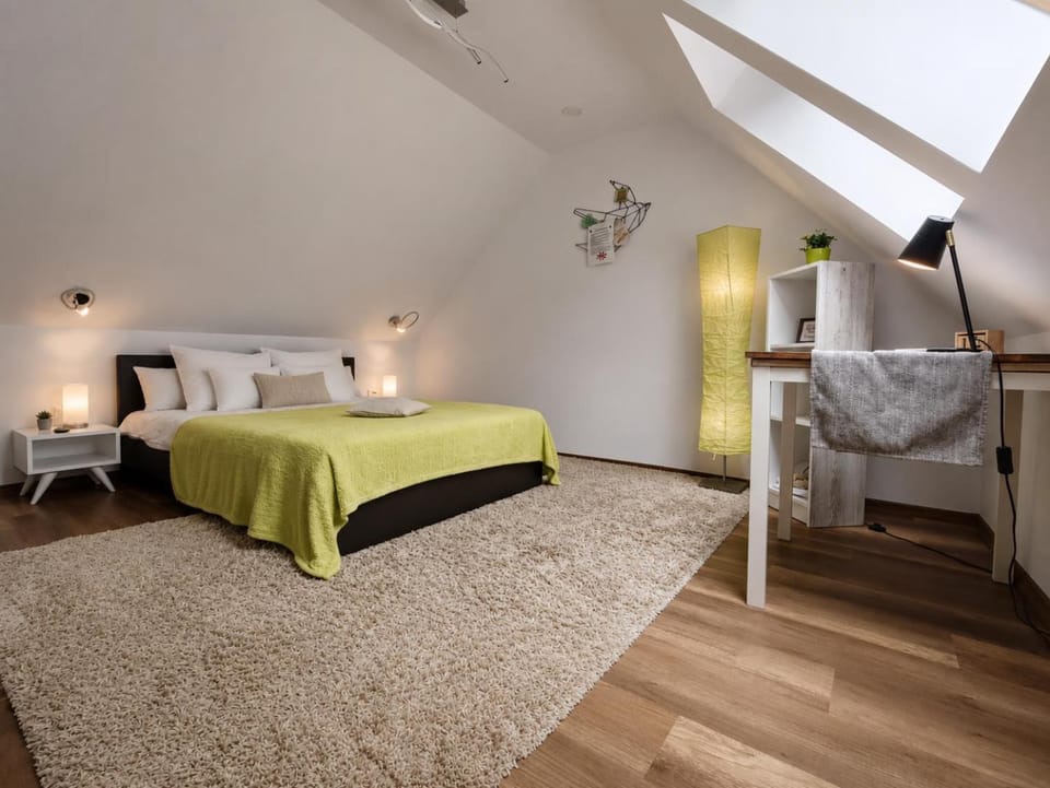 Bed, Photo of the whole room, Bedroom