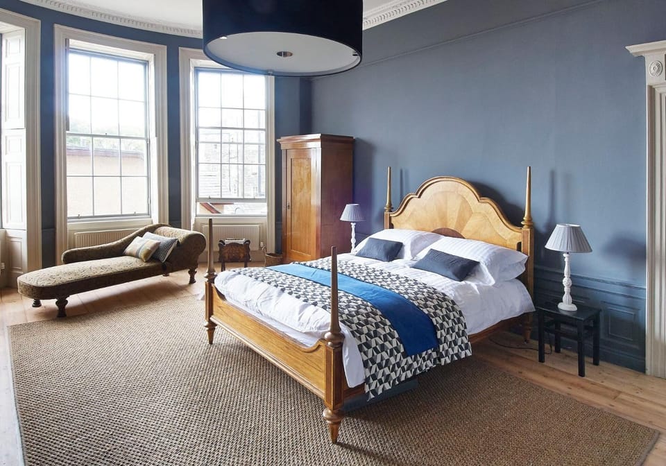 Bed, Day, View (from property/room), Decorative detail, Seating area, Bedroom, Guests, Time of day, children, group of guests, cot, Family
